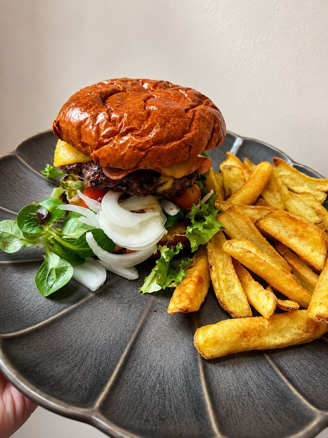 Burger de la casa con patatas caseras
