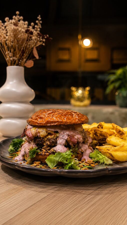 Burger doble con salsa de la casa y patatas