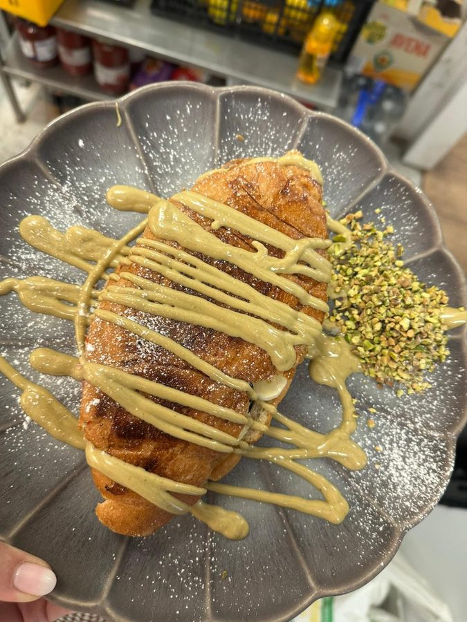 Croissant relleno con crema de pistacho y azúcar glas