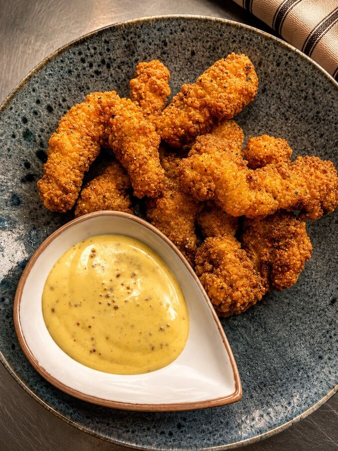 Fingers de pollo con salsa de mostaza y miel