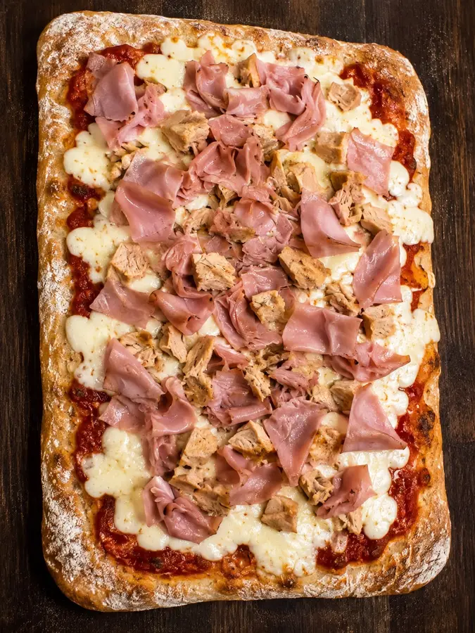 Pizza con jamón cocido y atún