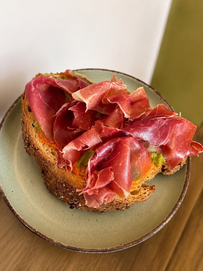 Tosta de aguacate con jamón ibérico