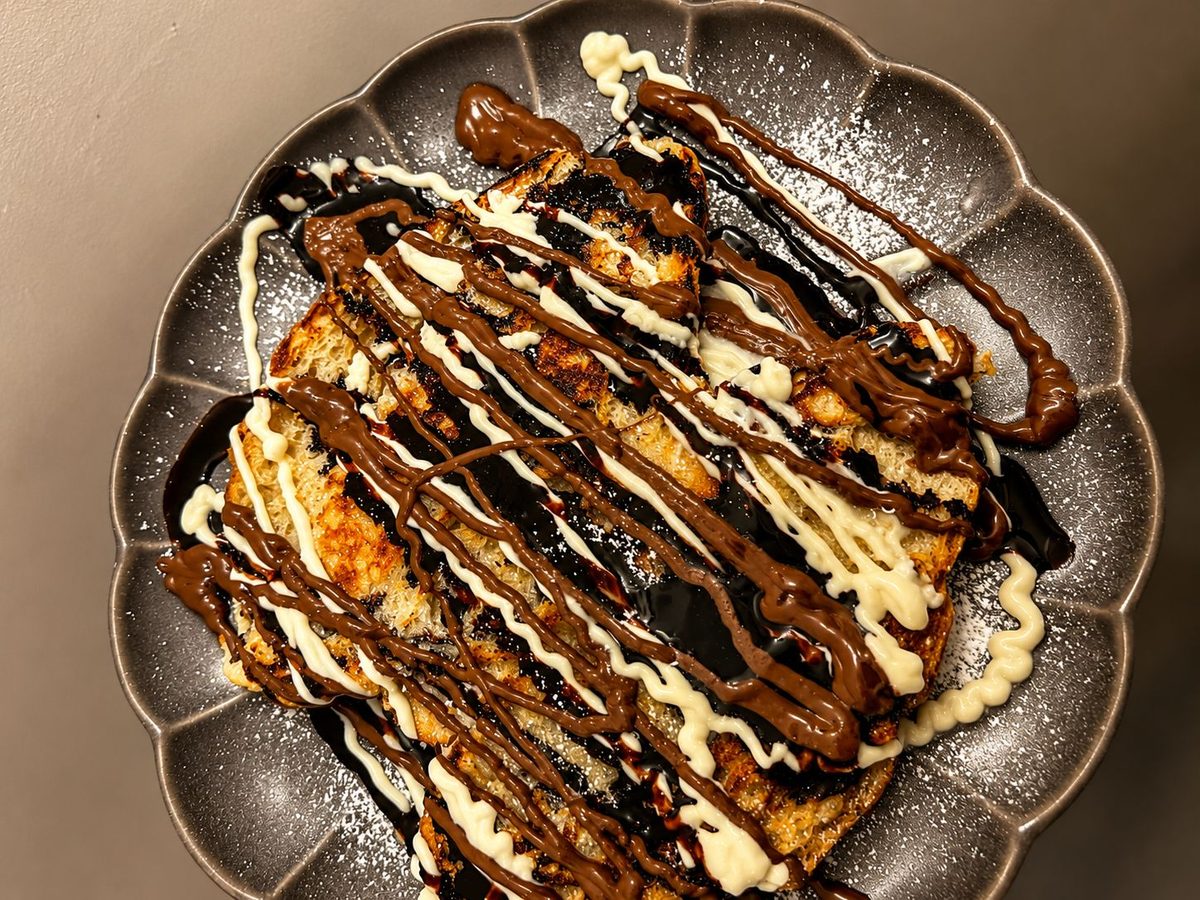 Torrijas de brioche con chocolate negro y blanco